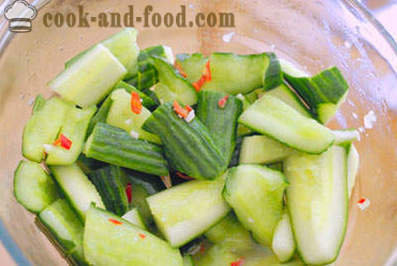 Chinesischer Salat mit frischen Gurken
