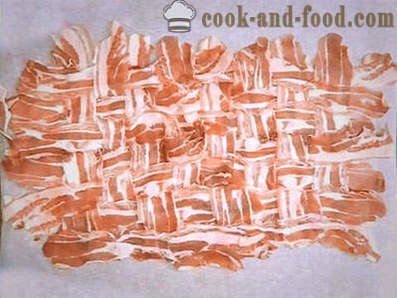 Kartoffelkuchen mit Speck mit Pilzen und Käse im Ofen
