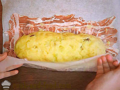 Kartoffelkuchen mit Speck mit Pilzen und Käse im Ofen