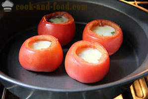 Gefüllte Tomaten mit Ei und Käse