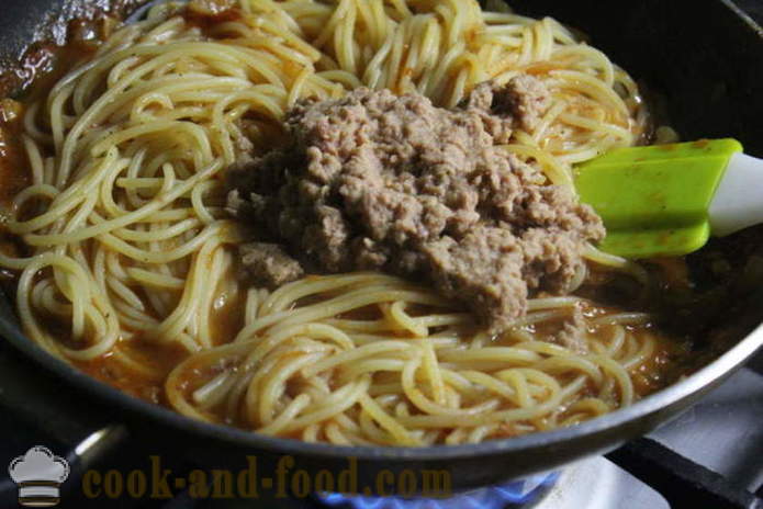 Spaghetti mit Thunfisch in Dosen in Tomaten-Sahne-Sauce - beide köstlichen Spaghetti zu kochen, einen Schritt für Schritt Rezept Fotos