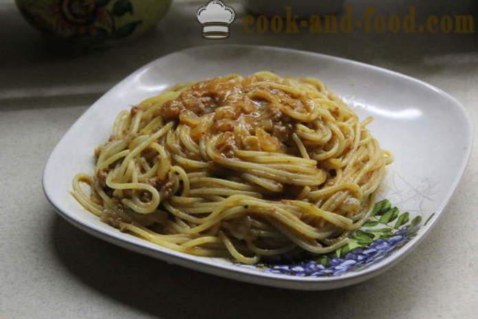 Spaghetti mit Thunfisch in Dosen in Tomaten-Sahne-Sauce - beide köstlichen Spaghetti zu kochen, einen Schritt für Schritt Rezept Fotos