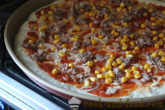 Hefe Pizza mit Fleisch und Käse zu Hause - Schritt für Schritt Foto-Pizza Rezept mit Hackfleisch in dem Ofen