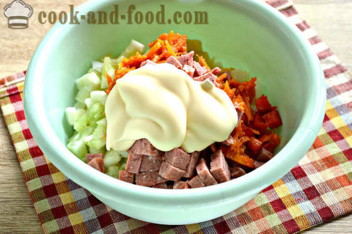 Korean Salat von Karotten und Paprika, Kartoffeln und Wurst - wie einen Salat aus koreanischen Karotten zu machen und Paprika, ein Schritt für Schritt Rezept Fotos