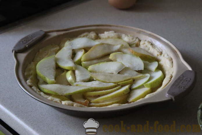 Pear Kuchenteig - wie man einen Kuchen backen mit Birnen, Vanillesoße und Soufflé im Ofen, mit einem Schritt für Schritt Rezept Fotos