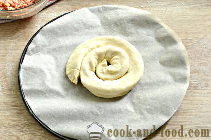 Pie Schnecke aus dem fertigen Blätterteig - wie eine Schicht Kuchen zu backen, die Schnecke mit Käse und Wurst, einen Schritt für Schritt Rezept Fotos