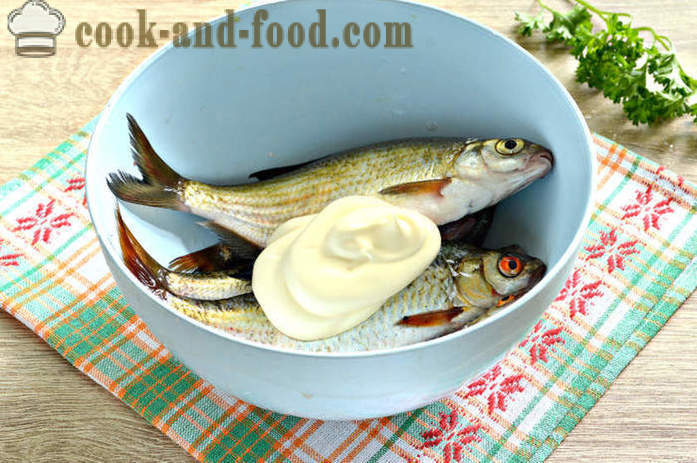 Kleine Fische im Ofen gebacken - wie man ein leckeres kleines Flussfisch kochen, Schritt für Schritt Rezept Fotos