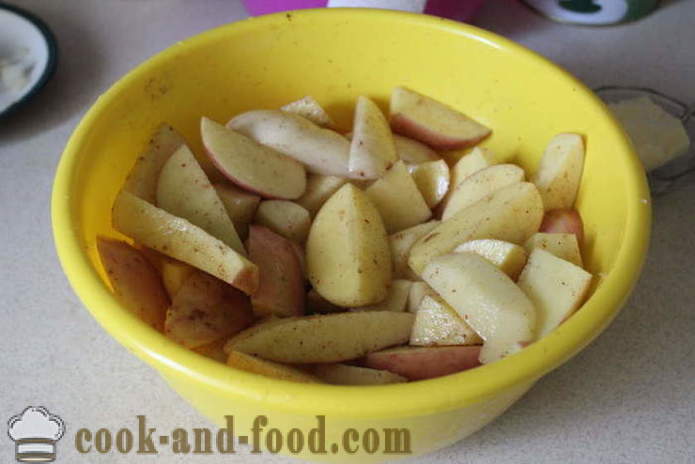 Junge Kartoffeln in einem Topf mit Wurst und Gemüse - wie einen Braten in dem Ofen von jungen Kartoffeln zu kochen, einen Schritt für Schritt Rezept Fotos