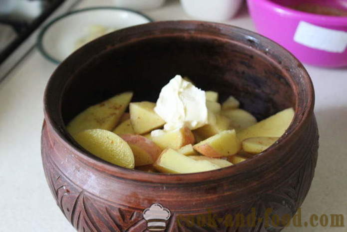 Junge Kartoffeln in einem Topf mit Wurst und Gemüse - wie einen Braten in dem Ofen von jungen Kartoffeln zu kochen, einen Schritt für Schritt Rezept Fotos