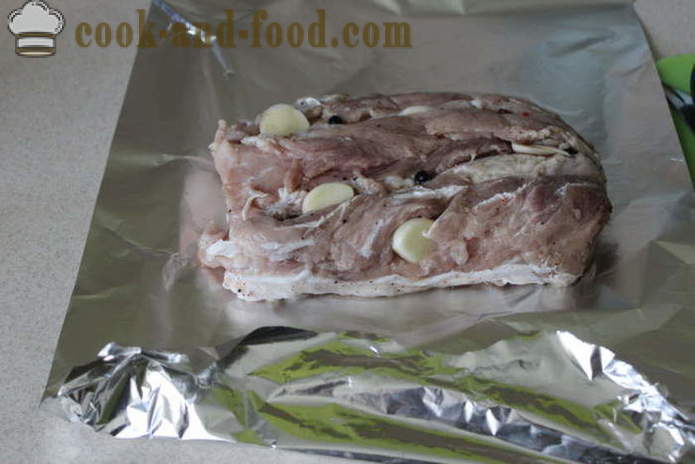 Startseite im Ofen gebacken - wie gekochten Schweinefleisch Schweinebraten in Folie, mit einem Schritt für Schritt Rezept Fotos