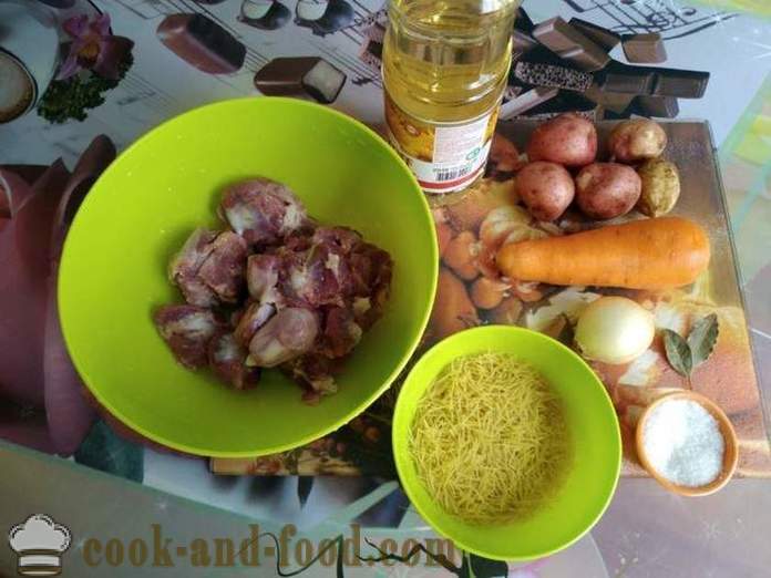 Suppe mit Huhn Muskelmagen, Nudeln und Kartoffeln - wie Suppe kocht mit Hühnermägen, Schritt für Schritt Rezept Fotos