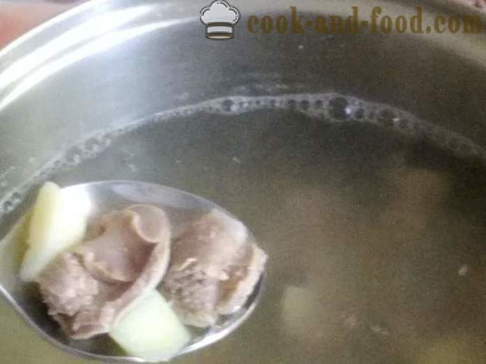Suppe mit Huhn Muskelmagen, Nudeln und Kartoffeln - wie Suppe kocht mit Hühnermägen, Schritt für Schritt Rezept Fotos