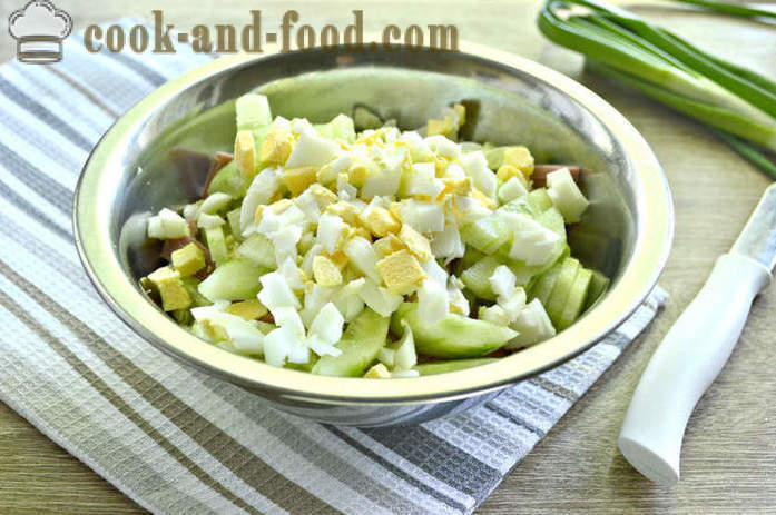 Mayonnaise-Salat mit Chinakohl und Wurst - Wie man einen Salat mit Chinakohl mit Ei vorzubereiten, ein Schritt für Schritt Rezept Fotos