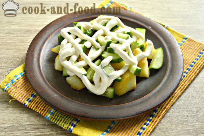 Warmer Salat mit Kartoffeln und Mayonnaise - wie einen warmen Salat aus Kartoffeln zu kochen, einen Schritt für Schritt Rezept Fotos