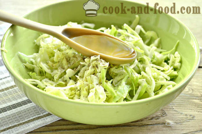Einfacher Salat von Kohl und Gurken mit Essig - wie man einen köstlichen Salat aus frischem Kohl zu machen und Gurke mit einem Schritt für Schritt Rezept Fotos
