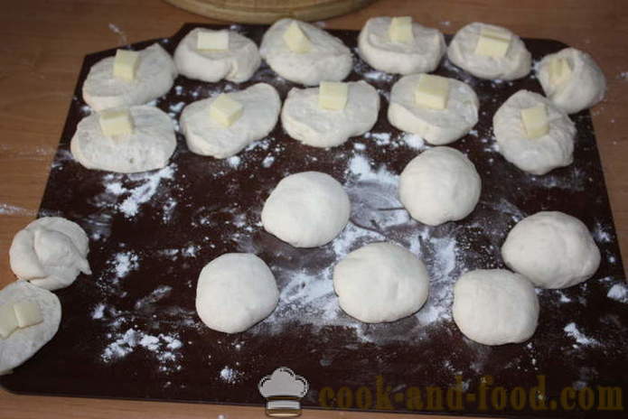 Lush Donuts auf Hefe gefüllt mit Käse - wie Krapfen mit dem Anfüllen zu machen, einen Schritt für Schritt Rezept Fotos