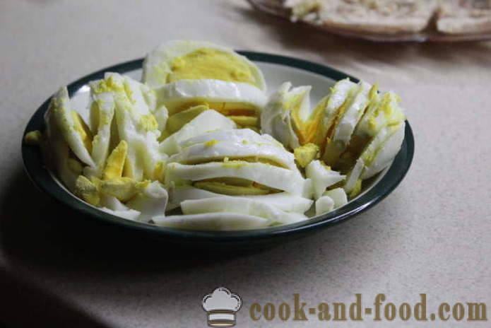 Layered-Salat mit Huhn und Silberzwiebeln - Wie man einen Salat mit eingelegten Zwiebeln und Huhn vorzubereiten, mit einem Schritt für Schritt Rezept Fotos