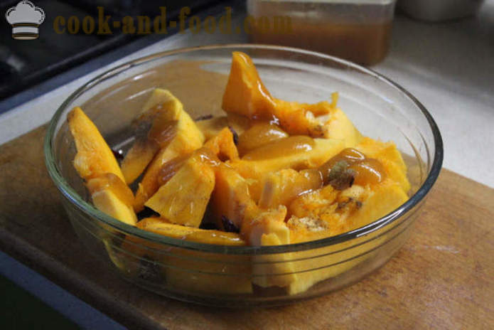 Gebackener Kürbis mit Honig, getrocknete Früchte und Gewürze - wie die Kürbisscheiben im Ofen backen, mit einem Schritt für Schritt Rezept Fotos
