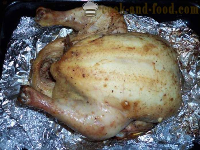 Ein ganzes Huhn im Ofen in einer Folie - wie ein köstliches gebackenes Huhn im Ofen ganz, ein Schritt für Schritt Rezept Fotos