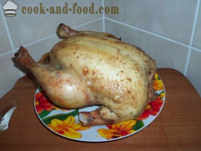 Ein ganzes Huhn im Ofen in einer Folie - wie ein köstliches gebackenes Huhn im Ofen ganz, ein Schritt für Schritt Rezept Fotos