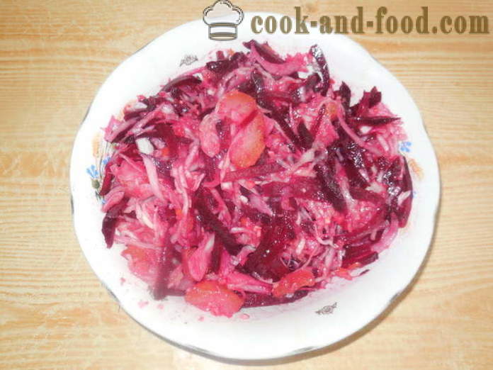 Salat aus gekochten Rüben und Sauerkraut mit Äpfeln und Ingwer - wie einen Salat aus Sauerkraut zu machen, einen Schritt für Schritt Rezept Fotos