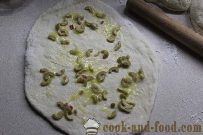 Gebackene Hefe Brot mit Oliven und Paprika - wie italienisches Brot im Ofen backen, mit einem Schritt für Schritt Rezept Fotos