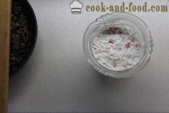 Layered Krabbensalat mit Reis und Pilzen - wie Krabbensalat mit Reis zu kochen und Pilzen, Schritt für Schritt Rezept Fotos