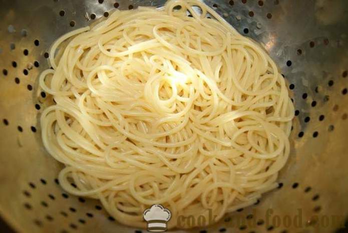 Spaghetti-Monster - leichte und schmackhafte warme Gerichte für Halloween mit seinen Händen, Schritt für Schritt Rezept Fotos