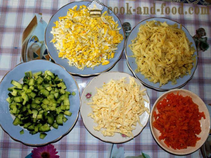 Einfacher Pilzsalat mit Champignons und Käse - wie einen Salat mit Pilzen vorzubereiten, einen Schritt für Schritt Rezept Fotos