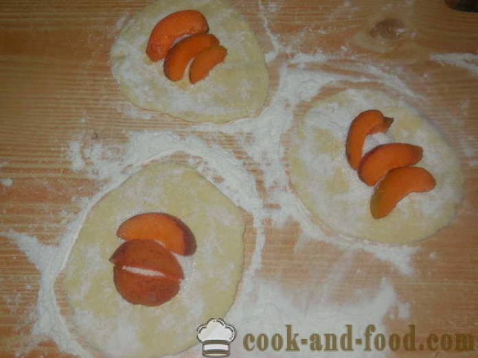 Kuchen aus Quark-Teig mit Aprikosen in einer Pfanne - wie Kuchen mit Aprikosen, Schritt zu machen für Schritt Rezept Fotos