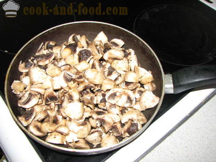 Gebratene Pilze mit saurer Sahne und Zwiebeln - wie in einer Pfanne gebratene Pilze zu kochen, einen Schritt für Schritt Rezept Fotos