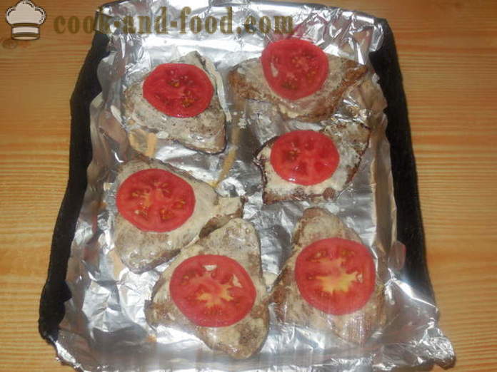 Fleisch mit Tomaten und Käse im Ofen - wie in dem Ofen saftiges Fleisch zu kochen, mit einem Schritt für Schritt Rezept Fotos