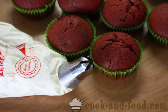 Rote und weiße kleine Kuchen - wie man aus rotem Samt Cupcakes zu Hause machen, Schritt für Schritt Rezept Fotos