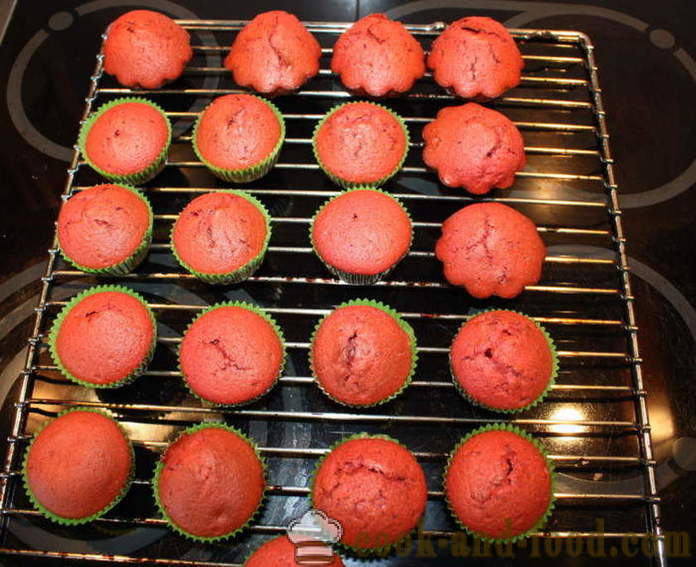 Rote und weiße kleine Kuchen - wie man aus rotem Samt Cupcakes zu Hause machen, Schritt für Schritt Rezept Fotos