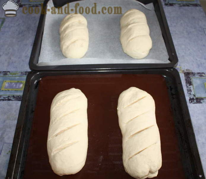 Geschnittenes Laib in dem Ofen - wie in dem Ofen zu Hause in Scheiben geschnitten Brot backen, Schritt für Schritt Rezept Fotos
