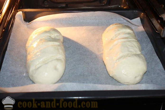 Geschnittenes Laib in dem Ofen - wie in dem Ofen zu Hause in Scheiben geschnitten Brot backen, Schritt für Schritt Rezept Fotos