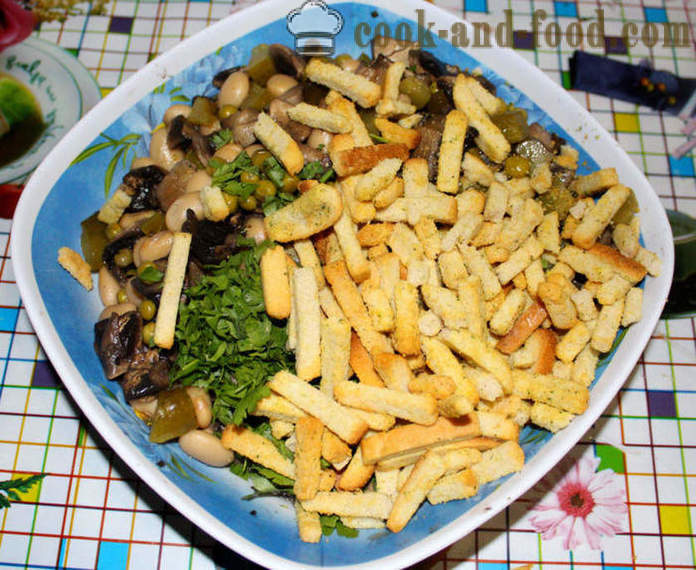 Leckere Bohnensalat mit Pilzen und Croutons - wie einen Salat von Bohnen für Schritt Rezept Fotos mit einem Schritt zur Vorbereitung