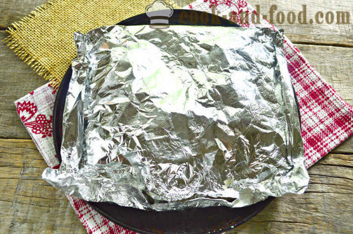 Karausche gebackene ganz - wie Karpfen im Ofen backt in der Folie, mit einem Schritt für Schritt Rezept Fotos