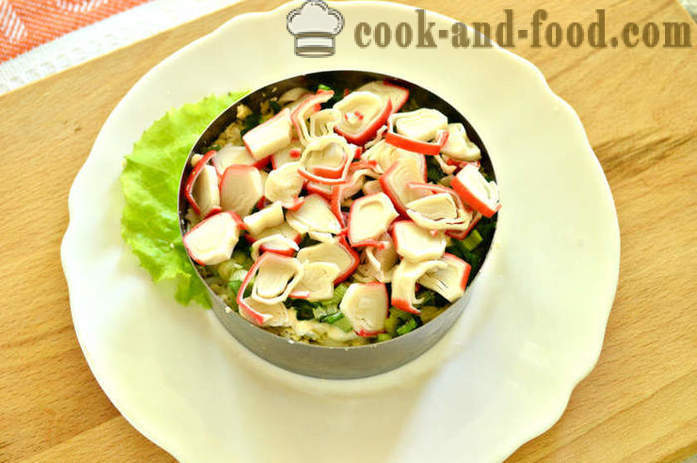 Layered Salat mit Mais und Krabben-Sticks in den Reihen - wie Schichtsalat im Ring vorzubereiten, mit einem Schritt für Schritt Rezept Fotos