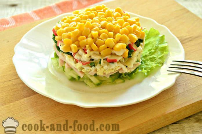 Layered Salat mit Mais und Krabben-Sticks in den Reihen - wie Schichtsalat im Ring vorzubereiten, mit einem Schritt für Schritt Rezept Fotos