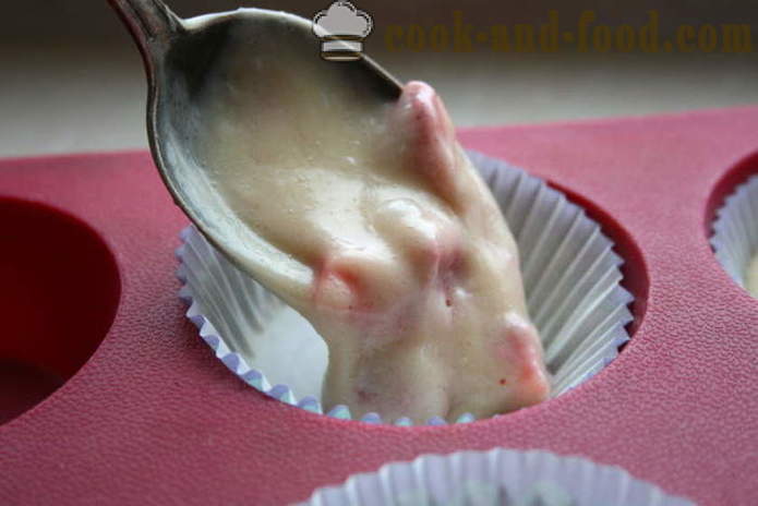 Selbst gemachter Muffins auf Joghurt mit Erdbeeren - wie Muffins in Silikon-Formen, um zu kochen, einen Schritt für Schritt Rezept Fotos
