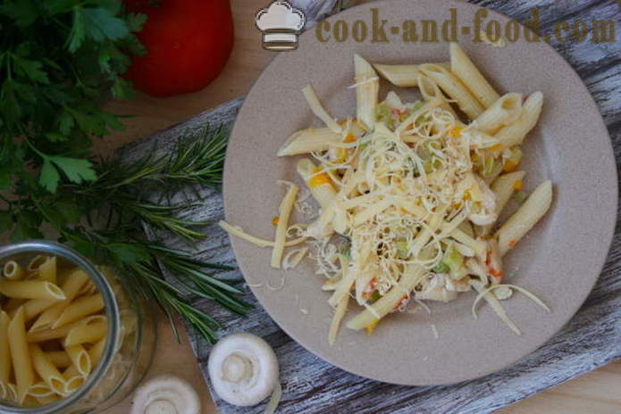 Italienisch hausgemachte Pasta mit Huhn, Gemüse und Käse - wie italienische Pasta zu Hause kochen, Schritt für Schritt Rezept Fotos