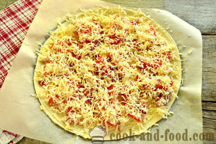 Pizza Puff Blätterteig mit Speck und Pfeffer - wie ungesäuerte Pizza aus dem Teig herzustellen, Schritt für Schritt Rezept Fotos