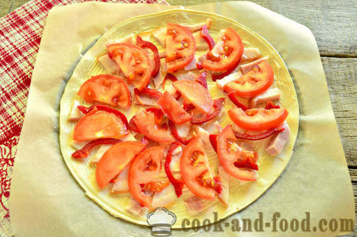Pizza Puff Blätterteig mit Speck und Pfeffer - wie ungesäuerte Pizza aus dem Teig herzustellen, Schritt für Schritt Rezept Fotos