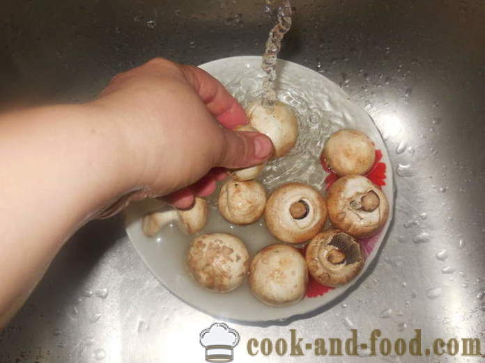 Geschmorte Pilze in Sahnesauce in einer Pfanne - wie Pilze in saurer Sahne zu kochen, ein Schritt für Schritt Rezept Fotos