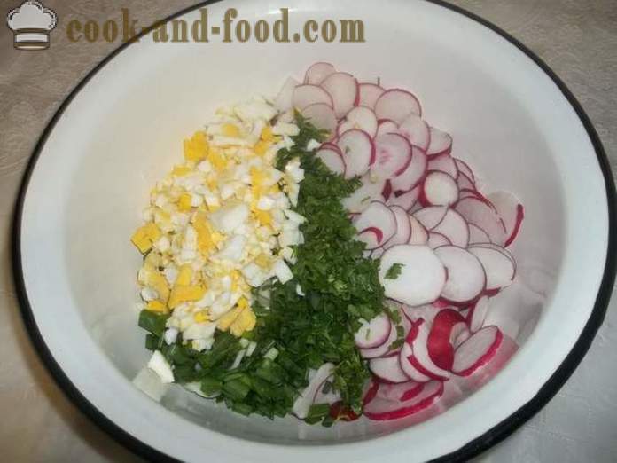 Köstlicher Salat von Rettich mit Ei und Zwiebeln - wie einen Salat aus Rettich, einen Schritt für Schritt Rezept Fotos vorzubereiten