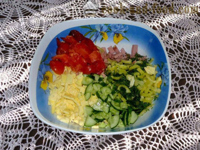 Salat mit Rührei und Wurst und Sauerrahm - wie einen Salat mit einem Omelett vorzubereiten, Schritt für Schritt Rezept Fotos