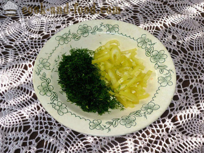 Salat mit Rührei und Wurst und Sauerrahm - wie einen Salat mit einem Omelett vorzubereiten, Schritt für Schritt Rezept Fotos