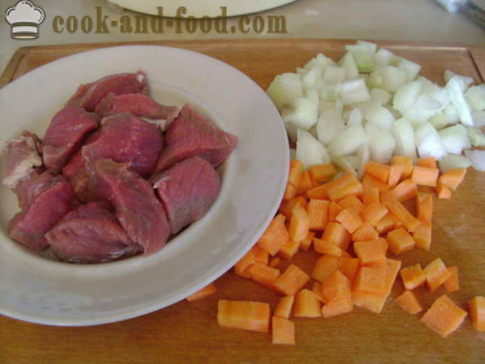 Schmorbraten mit Fleisch und Kartoffeln im Ofen - wie die Kartoffeln kochen in dem Topf mit dem Fleisch, Schritt für Schritt Rezept Fotos