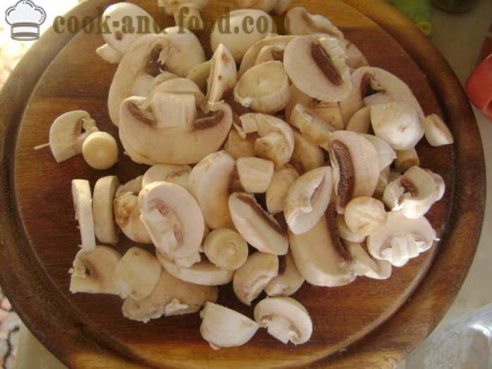 Cvinye Rippen gedünstet mit Pilzen und Soße - wie Eintopf aus Schweinefleisch Rippen in einer Pfanne, mit einem Schritt für Schritt Rezept Fotos